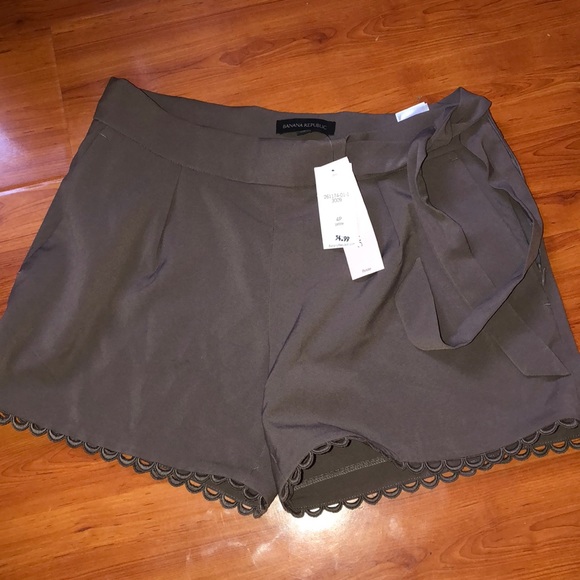 Banana Republic Pants - NWT banana republic taupe shorts